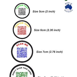 Könnte beinhalten: Runde, individuelle QR-Code-Patches mit zum Aufbügeln oder Klettverschluss. Die Patches sind in verschiedenen Größen von 5 cm bis 8 cm erhältlich und verfügen über einen QR-Code in Schwarz, Rot, Blau und Grün. Der Text "Custom Text", "Scan Me" und "Don't Scan This Code" ist enthalten.