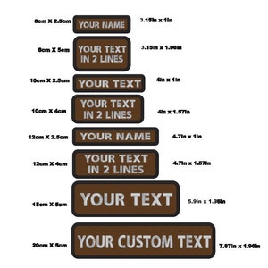 Puede incluir: Un conjunto de parches termoadhesivos marrones con texto blanco. Los parches están disponibles en diferentes tamaños y se pueden personalizar con tu nombre o texto. Los parches son perfectos para agregar un toque personal a tu ropa, bolsos u otros artículos.