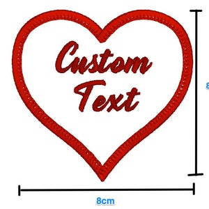 Op de afbeelding: Rode hartvormige patch met een witte achtergrond en de tekst "Custom Text" geborduurd in rood. De patch is 8 cm bij 8 cm.