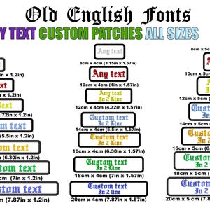 Może przedstawiać: Obraz niestandardowych naszywek z czcionkami Old English. Naszywki są prostokątne z czarnymi obramowaniami i są dostępne w różnych rozmiarach, od 8 cm do 20 cm długości. Naszywki wyświetlają tekst "Any Text" i "Custom text" w różnych kolorach.