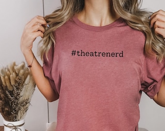 Camiseta Theatre Nerd: Cómoda camiseta de cuello redondo, un regalo para los amantes del teatro.