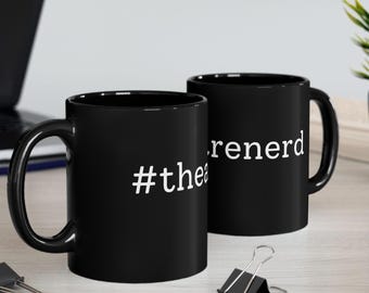 Taza negra - Taza de cerámica con el hashtag "Teatro Nerd" para amantes del teatro, actores y directores. Idea de regalo.