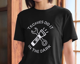 Camiseta unisex de técnico de teatro, Los técnicos lo hacen en la oscuridad, Camiseta divertida de teatro, Regalo para directores de escena, Ropa de nicho, Regalo para el equipo de escenario, Teatro