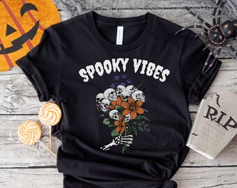 Camisa espeluznante y malvada con esqueleto de Halloween y flores en la mano para él, ella, niñas o granjeros