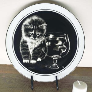 Limited edition &quot;Just Curious&quot; Cat Decorative Plate
