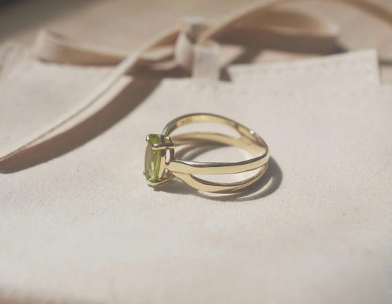 Peridot Ring with Twisted Crossover Design - image 7
