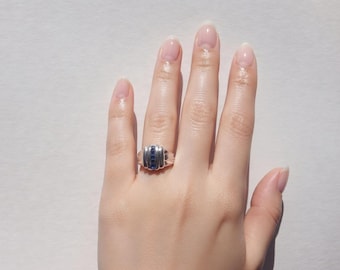 Ring i sterlingsilver med blå safir och kanalfattring