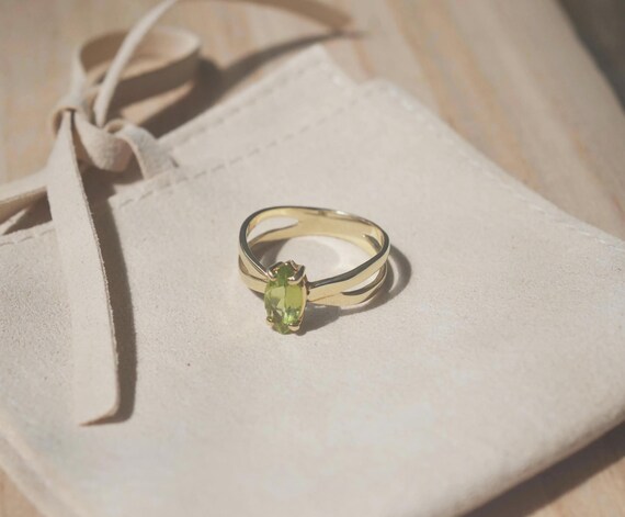 Peridot Ring with Twisted Crossover Design - image 6