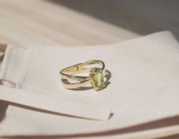 Peridot Ring with Twisted Crossover Design - image 2