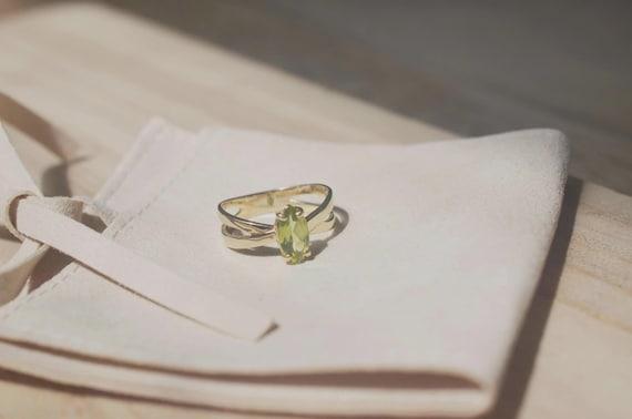 Peridot Ring with Twisted Crossover Design - image 8