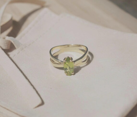 Peridot Ring with Twisted Crossover Design - image 4