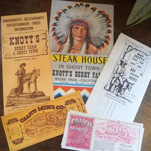 Lot de papier éphémère souvenir Knott's Berry Farm vintage | Billets vintage Knott's Berry Farm Map Ephemera du parc à thème So Cal des années 60 des années 70