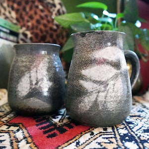 Vintage 1970er Jahre Set Vintage Studio Keramik Krug & Tasse | Grau mit Blätter Studio Keramik Set | 70er Studio Keramik Zucker Milchkännchen