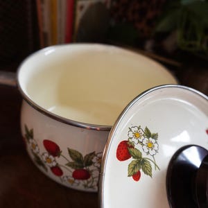 Puede incluir: Un juego de tres tazas de cerámica con un acabado moteado y mate. Las tazas son de color crema, gris claro y gris oscuro. Cada taza tiene un diseño simple y minimalista, ideal para café o té.