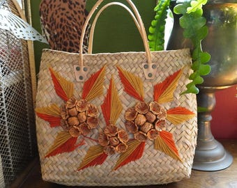 Vintage 1970s Woven Straw Rattan Beach Basket Bag | 70s Raffia Bags Vacation Tote Bag | 1970&#39;s Yarn Floral Wicker Flowers Vinyl Top Handle