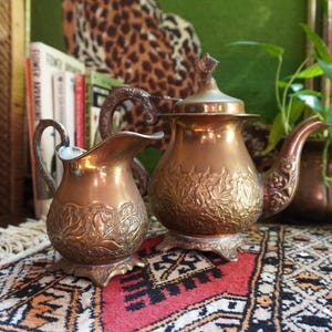 Vintage sierlijke bloemen gegraveerde massief messing theepot met bijpassende creamer | Oude koperen koffiebar | Handgegraveerd met bloemen