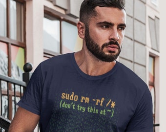 Peut inclure: Un t-shirt bleu marine avec le texte "sudo rm -rf /* (don't try this at~)" imprimé dessus. Le t-shirt est un Gildan 64000 Unisex Softstyle T-Shirt et est disponible en tailles S-3XL. Le tableau des tailles indique la largeur et la longueur du t-shirt en pouces.