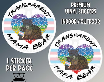 Può includere: Due adesivi in ​​vinile trasparente con un design a forma di cuore arcobaleno. Gli adesivi mostrano una mamma orsa e un papà orso con i loro cuccioli. Il testo "TRANSPARENT MAMA BEAR" e "TRANSPARENT PAPA BEAR" è stampato sugli adesivi.