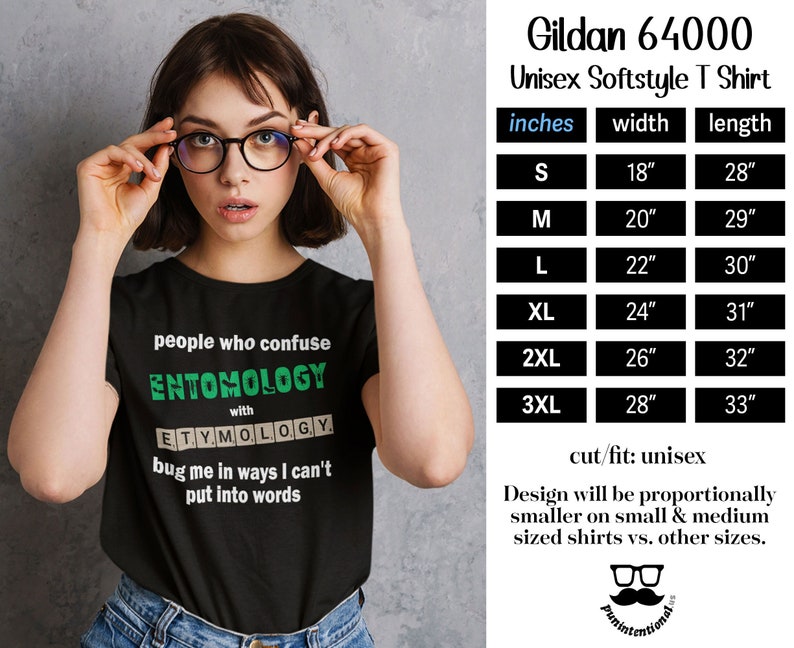 Pu&ograve; includere: T-shirt unisex nero con la scritta "people who confuse ENTOMOLOGY with ETYMOLOGY bug me in ways I can't put into words." La tabella delle taglie mostra le misure in pollici. T-shirt Gildan 64000 Unisex Softstyle.