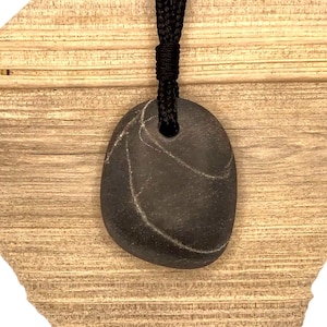 Collar de longitud ajustable con piedra de los deseos de basalto de Maine