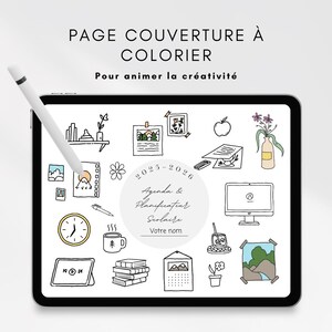 Op de afbeelding: Een digitale tablet met een kleurplaat met diverse handgetekende illustraties, waaronder een klok, een koffiekopje en een computer. De tekst bovenaan luidt "PAGE COUVERTURE &Agrave; COLORIER". Een stylus zweeft boven het scherm.