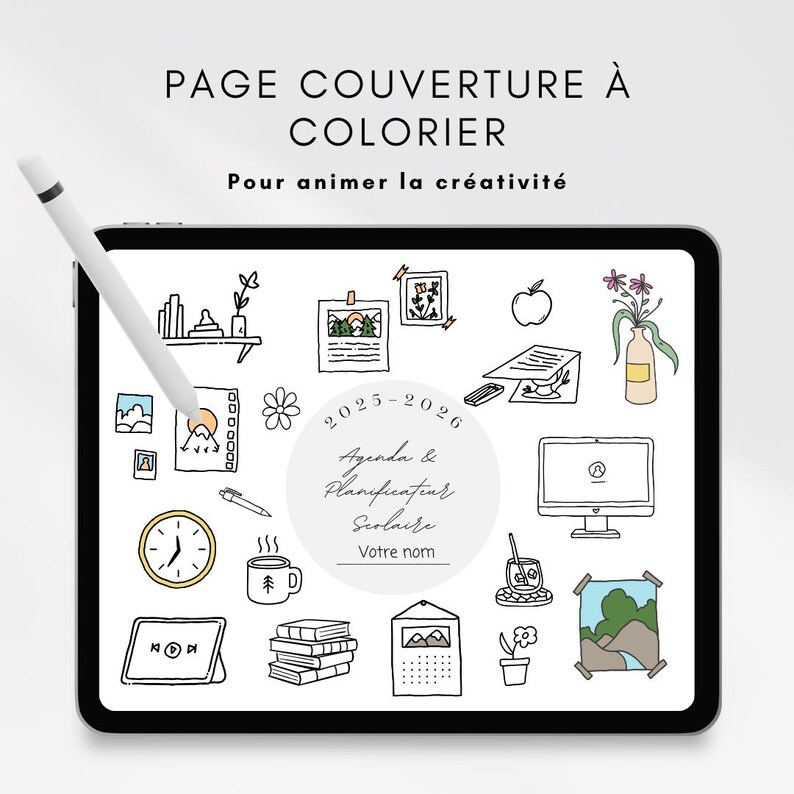Op de afbeelding: Een digitale tablet met een kleurplaat met diverse handgetekende illustraties, waaronder een klok, een koffiekopje en een computer. De tekst bovenaan luidt "PAGE COUVERTURE &Agrave; COLORIER". Een stylus zweeft boven het scherm.