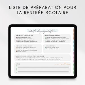 Op de afbeelding: Een digitale tablet toont een Franse checklist met de titel "LISTE DE PR&Eacute;PARATION POUR LA RENTR&Eacute;E SCOLAIRE". De checklist is verdeeld in secties zoals "PR&Eacute;PARATION ADMINISTRATIVE" en "PR&Eacute;PARATION P&Eacute;DAGOGIQUE", met opsommingstekens voor taken. De tablet heeft een zwart frame.
