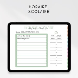 Op de afbeelding: Een digitale tablet met een sjabloon voor een schoolrooster. De tekst "HORAIRE SCOLAIRE" staat bovenaan. De sjabloon bevat secties voor aankomsttijden, periodes en een klokpictogram. Het ontwerp heeft een zachtgroen en wit kleurenschema.