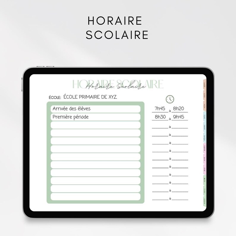 Op de afbeelding: Een digitale tablet met een sjabloon voor een schoolrooster. De tekst "HORAIRE SCOLAIRE" staat bovenaan. De sjabloon bevat secties voor aankomsttijden, periodes en een klokpictogram. Het ontwerp heeft een zachtgroen en wit kleurenschema.