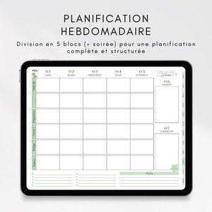 Op de afbeelding: Een digitale weekplanner op een tablet. De planner toont een wekelijkse indeling met secties voor elke dag, beschreven in het Frans. De tekst "PLANIFICATION HEBDOMADAIRE" staat bovenaan. Het ontwerp bevat groene accenten en een kalender voor 2026.