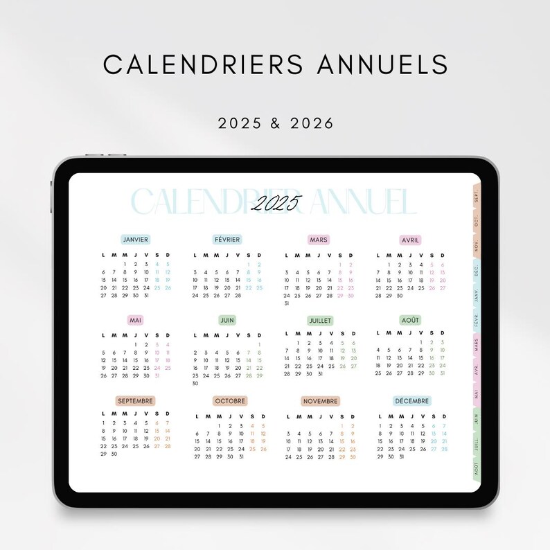 Op de afbeelding: Een digitale kalender voor 2025 en 2026 weergegeven op een tablet. De kalender is in het Frans, met de dagen van elke maand in een raster gerangschikt. De tekst "CALENDRIERS ANNUELS" en "CALENDRIER ANNUEL" wordt weergegeven.