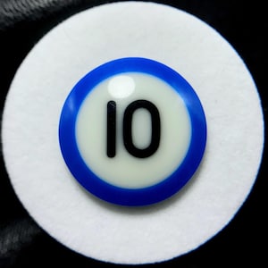 Könnte beinhalten: Nahaufnahme einer Billardkugel mit der schwarzen Zahl 10, vor weißem Hintergrund. Die Kugel hat eine weiße Mitte, einen blauen Ring und liegt auf einer weißen, kreisförmigen Oberfläche.
