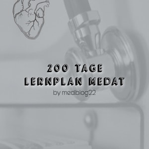 Könnte beinhalten: Eine Schwarzweißillustration eines Herzens mit einem Stethoskop auf grauem Hintergrund. Der Text "200 TAGE LERNPLAN MEDAT by medblog22" befindet sich unter dem Bild.