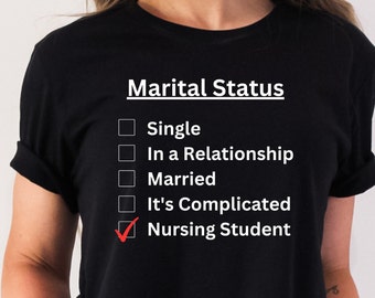 Nursing Student Burgerlijke staat Grappig Relatable Unisex t-shirt