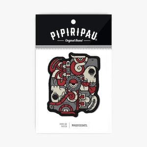 May include: Iron-on patch featuring a stylized design with red, gray, and white elements. The patch has a rectangular shape with rounded corners and includes the text "MAQUIZCOATL". The brand name "PIPIRIPAU" is printed at the top.