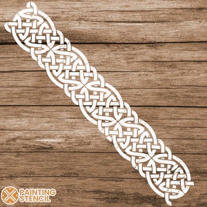 Op de afbeelding: Witte sjabloon met een Keltisch knoopontwerp op een houten achtergrond. De sjabloon is voor schilderen en decoreren.