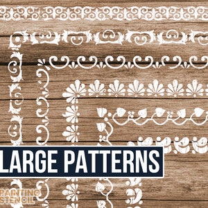 Könnte beinhalten: Sechs große weiße Schablonenmuster auf einem Holzgrund. Die Muster sind verschiedene dekorative Bordüren und Designs. Der Text "6 GROSSE MUSTER" befindet sich in einem blauen Rechteck am unteren Rand des Bildes.