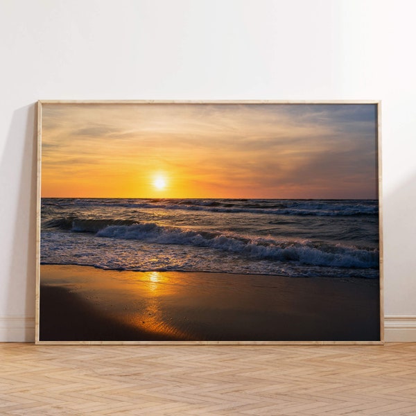 Beau coucher de soleil sur la mer orageuse, coucher de soleil coloré sur la mer, vagues sur la mer, coucher de soleil peintures affiches sur le mur