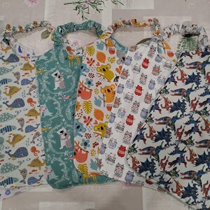 手作りの伸縮性のある子供用よだれかけ。