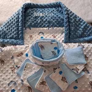 Personalisierte Babydecke mit 1 Korb und 10 Tüchern.