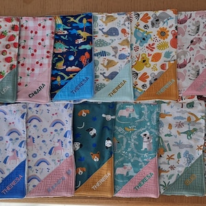 Serviette de table, avec ou sans nom. Fait main. 43 modèles de tissu.