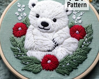 Könnte beinhalten: Gesticktes Eisbären-Design in einem Holzreifen. Der Bär ist weiß mit schwarzen Akzenten, umgeben von roten Blumen und grünem Laub auf hellgrünem Hintergrund. Der Text "PDF Pattern" befindet sich oben rechts. Der Etsy-Shop-Name steht unten.