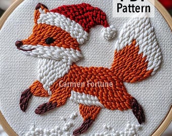 Könnte beinhalten: Gestickter Fuchs in einem Holzreifen, der einen Weihnachtsmannhut trägt. Der Fuchs ist orange, weiß und braun, mit einem schwarzen Auge. Der Text "PDF Pattern" befindet sich oben rechts. Der Text "Carmen Fortune" und "CarmenFortuneShop.Etsy.com" sind ebenfalls sichtbar.