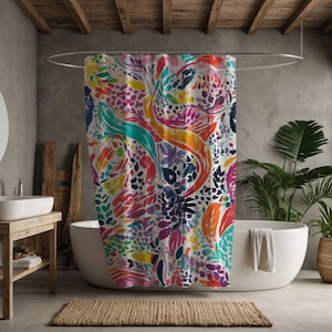 Könnte beinhalten: Ein farbenfroher Duschvorhang mit floralem und abstraktem Design. Der Vorhang hat einen weißen Hintergrund mit Spritzern in Pink, Blau, Gelb, Orange und Grün.