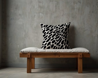 POUNCE & PLAY | Svartvit designkudde, abstrakt kudde, djurtryck, modern kudde, skedblomma, dekorativ kudde, minimalistisk kudde