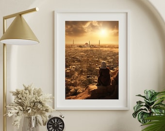 Puede incluir: Una fotografía enmarcada de una persona sentada en una roca con vistas a una ciudad al atardecer. La ciudad está en la distancia y el sol se está poniendo detrás de ella. La persona lleva una túnica marrón y está mirando hacia la ciudad.
