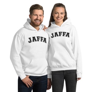 Puede incluir: Dos sudaderas con capucha blancas con texto negro que dice "JAFFA" en una fuente universitaria.