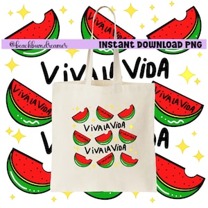 Può includere: Una borsa tote bianca con la frase "Viva La Vida" stampata in nero e giallo. La borsa è decorata con fette di anguria con contorni rossi, verdi e neri. Lo sfondo è bianco con stelle gialle.