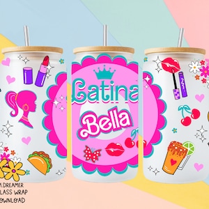 Könnte beinhalten: Drei 473 ml Edelstahlbecher mit weißem Hintergrund und bunten Designs. Die Becher zeigen eine Krone, Lippen, Kirschen, eine Margarita, einen Taco, eine Puppe und Lippenstift. Die Becher haben einen Bambusdeckel und einen Strohhalm.