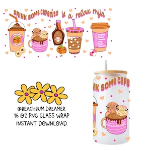 Puede incluir: Un vaso blanco de 473 ml con un diseño rosa y marrón. El vaso tiene una tapa de bambú y una pajita. El diseño presenta una taza de chocolate caliente con dos pasteles mexicanos, corazones y el texto "Drink some cafe".